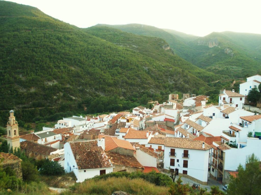 Hotel Restaurante Vinas Viejas Fuentes de Ayodar Bagian luar foto