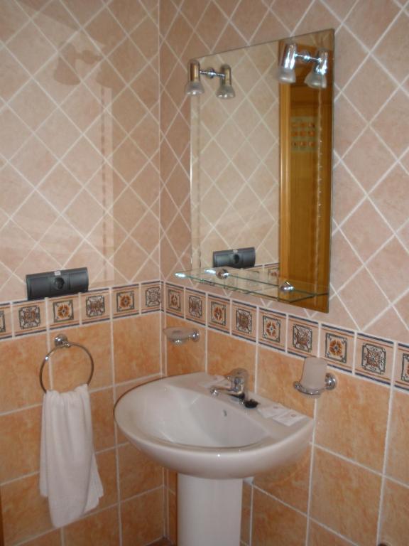 Hotel Restaurante Vinas Viejas Fuentes de Ayodar Ruang foto